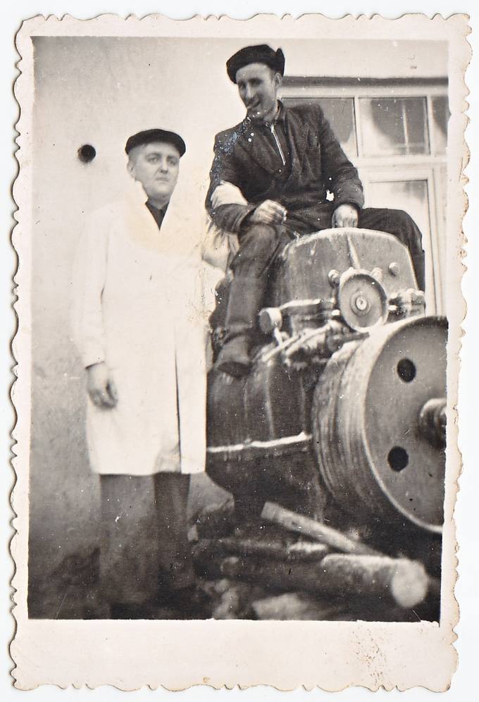 Bronislavas Aidukas (antras iš kairės) pozuoja ant Talačkonių pieninės aparato